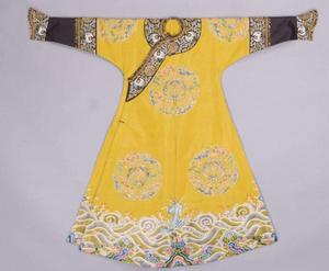 清香色紗繡八團夔龍單袍 清香色紗繡八團夔龍單袍