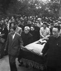 1956年10月魯迅遷墓，柯慶施與許廣平、宋慶齡、茅盾等為魯迅扶靈。