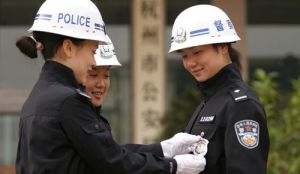 【圖為女督察正在佩戴警徽】