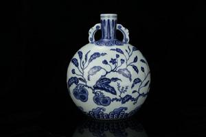 青花折枝花果紋抱月瓶 青花折枝花果紋抱月瓶