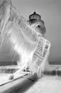 密西根州，一處燈塔被暴風雪冰封，像極電影《後天》中場景。