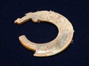 商代玉環形龍飾
