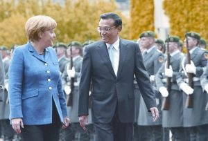 5月26日，中國總理李克強在柏林出席德國總理默克爾舉行的歡迎儀式。