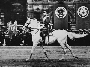 1945年的勝利日閱兵上，朱可夫騎馬行進在紅場上（上圖），這一形象也成為紅場上朱可夫雕塑原型