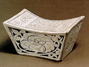 登封窯白地刻花牡丹紋枕