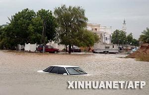 （圖）6月7日，在阿曼首都馬斯喀特，一輛汽車被洪水淹沒。