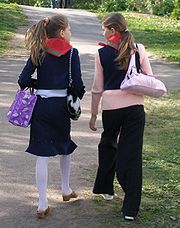 兩名共青團成員於明斯克散步