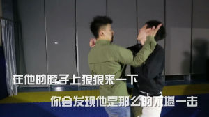 此時，在歹徒脖子上狠狠地來一下