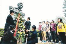 向太雷像敬獻鮮花