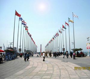 青島奧帆中心紀念牆碼頭(遠景為火炬台)