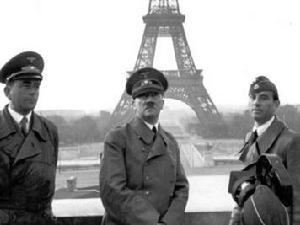 希特勒在艾菲爾鐵塔前留影