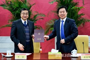 山東大學校長徐顯明（右）為中國社會科學院黨組成員、副院長李捷教授（左）頒發聘書