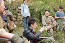 梁志成給演員說戲