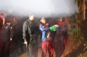 殺害患自閉症兒子的嫌疑人指認作案現場