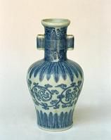 清雍正青花海石榴貫耳瓶