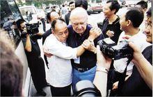 羅必書與格倫&middot;本尼達緊緊擁抱