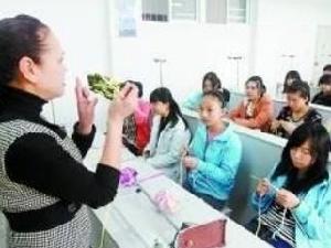 楊老師在向同學們傳授織毛衣的技巧