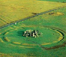 　昂然聳立於碧草如茵的平原上