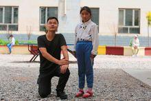 張仁傑和全國各地貧困助學的孩子及其他們的家人在一起。