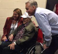 2018年1月，葉格與NBA教練邁克&middot;德安東尼夫婦合影