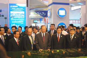 （圖）曾培炎走入國際經濟技術合作展區