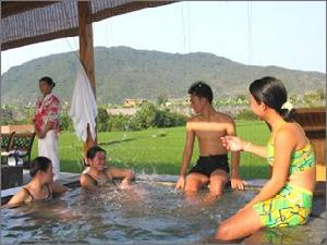 人與原野、山色和溫泉美妙地融合