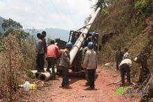 2012年梅子鄉岩洞小組通電施工現場