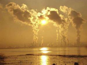 工廠排放的煙霧及微塵等污染物能夠對太陽光進行折射