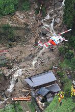 2018年7月7日，一架消防救援直升機盤鏇在災區上空等待救援