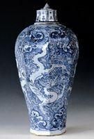 元青花藍地留白海水雲龍紋六角梅瓶 元青花藍地留白海水雲龍紋六角梅瓶