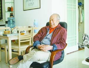 （圖）俞智先在珠海家中接受記者採訪，75歲的他仍然神采奕奕。