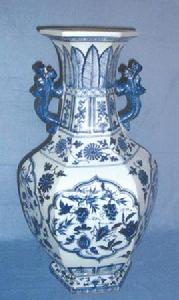 至正八年款青花繪花卉紋式帶六方雙耳瓶 至正八年款青花繪花卉紋式帶六方雙耳瓶