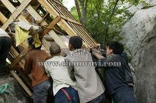 所有的物料都是大家從山下背運到山上