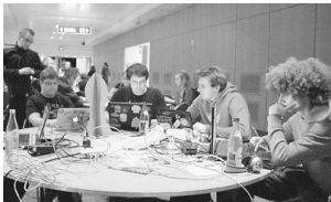 德國漢堡會議中心內，眾多年輕人分桌圍坐，開會討論反擊美英竊聽