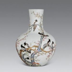 粉彩喜鵲登梅大天球瓶 粉彩喜鵲登梅大天球瓶