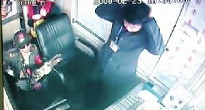 戴鋼盔者是伍勇