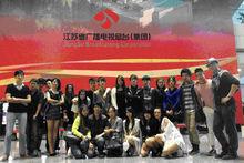 在省廣播電台前留影（右一）