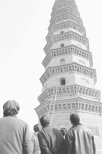 圖為專家在現場勘查