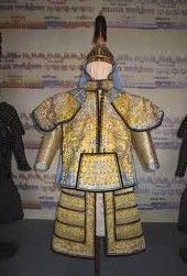 康熙明黃緞繡平金龍雲紋大閱甲 康熙明黃緞繡平金龍雲紋大閱甲