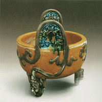 《明代景德鎮窯黃釉紫彩雙耳三足爐》 《明代景德鎮窯黃釉紫彩雙耳三足爐》