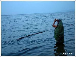 （圖）恆河晨浴 千年不變的傳統，是對宗教的執著，更是對來生的美好憧憬。