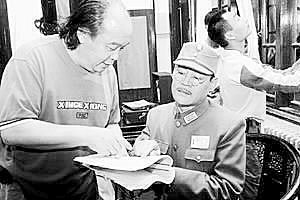 胡春桐（左）在給巍子說戲