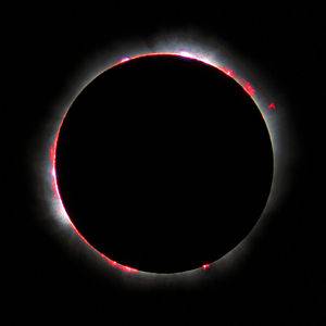 色球層和日冕雖在太陽光球的外面，卻有比光球更高的溫度