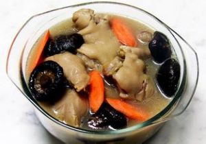 香菇雙筍豬蹄煲 香菇雙筍豬蹄煲