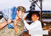 1999.7顏紅英為抗洪搶險戰士擦去臉上的汗水