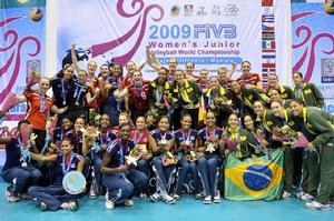 德國隊、多米尼加隊、巴西隊女排隊員合影