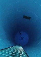 法潛水者隻身潛33米