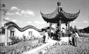 1998 年10月1日，由上海市人民政府贈送給埃及亞歷山大省的“上海亭”在亞歷山大世界公園落成。