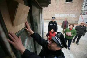 社區民警在安裝木製風斗