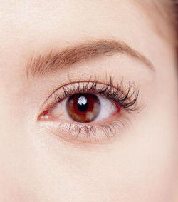 眼睛紅血絲